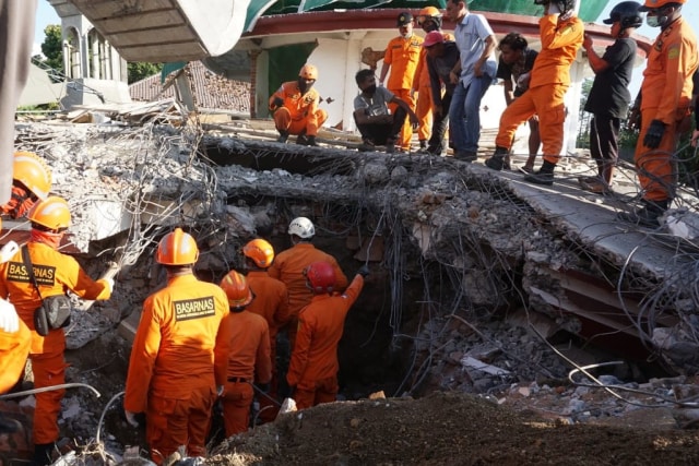 Evakuasi jenazah korban gempa oleh Basarnas di Desa Lading-lading, Kecamatan Tanjung, Kab. Lombok Utara, Senin (6/8). (Foto: Jamal Ramadhan/kumparan)