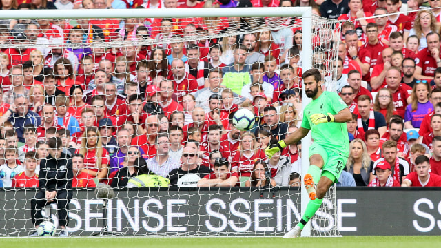 Alisson saat debut bersama Liverpool. (Foto: Paul FAITH / AFP)