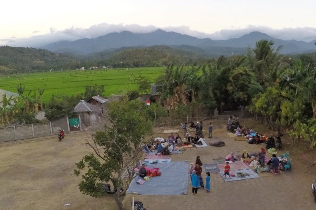 Pengungsian warga Dusun Lading-lading yang menjadi korban gempa di Desa Tanjung, Kecamatan Tanjung, Kabupaten Lombok Utara, Nusa Tenggara Barat, Senin (6/8). (Foto: Jamal Ramadhan/kumparan)