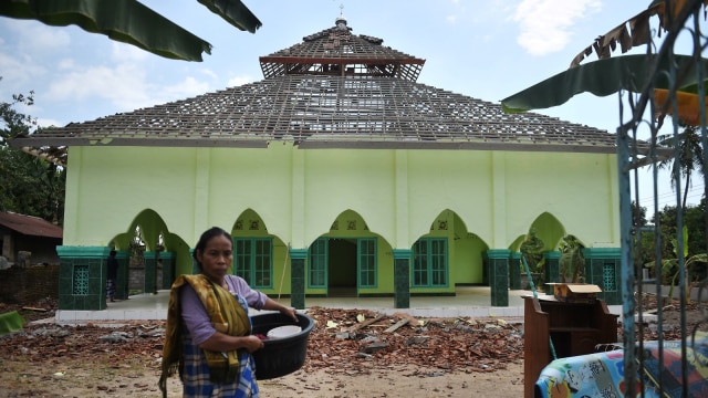 Masjid yang rusak parah akibat gempa di Desa Trengilut, Senaru, Lombok Utara, NTB, Senin (6/8). (Foto: ANTARA FOTO/Akbar Nugroho Gumay)