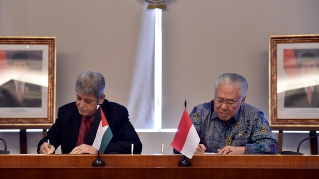 Dubes Palestina untuk Indonesia, Zuhair Al Shun (kiri) dan Mendag Enggartiasto Lukita menandatangani perjanjian dagang antara kedua negara di Kemendag, Senin (6/8). (Foto: Dok. Kemendag RI)