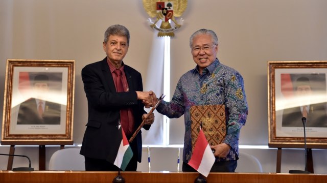 Dubes Palestina untuk Indonesia, Zuhair Al Shun (kiri) dan Mendag Enggartiasto Lukita menandatangani perjanjian dagang antara kedua negara di Kemendag, Senin (6/8). (Foto: Dok. Kemendag RI)
