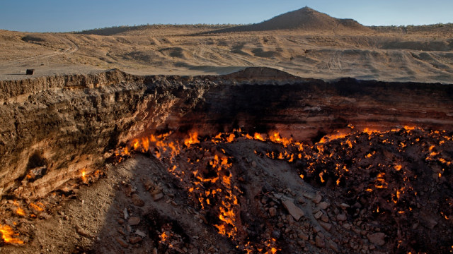 Wisata Anti-Mainstream Darvaza Gas Crater di siang hari. (Foto: Flickr/Harry)