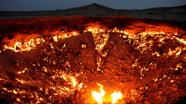 Kobaran api di wisata anti-mainstream Darzava Gas Crater. (Foto: Flickr/Chad Scarborough)