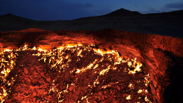 Kawah wisata anti-mainstream Darzava Gas Crater. (Foto: Flickr/Bruno Vanbesien)