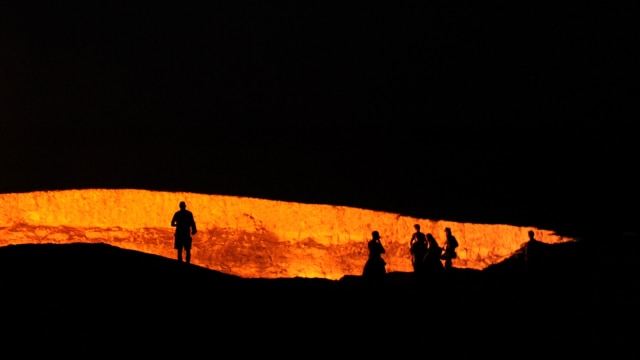 Wisata anti-mainstream Darzava Gas Crater di malam hari. (Foto: Flickr/Tormod Sandtorv)