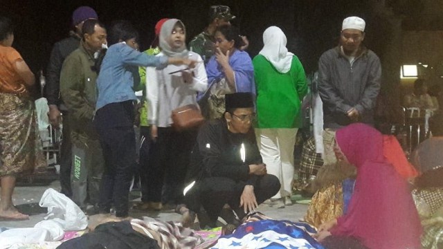 Gubernur NTB TGB Zainul Majdi tangani korban gempa Lombok, Senin (6/8). (Foto: Instagram @tuangurubajang)
