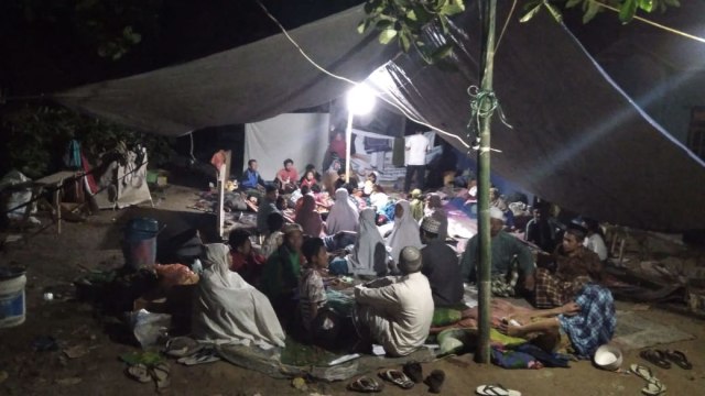 Warga Desa Medana, Kec Tanjung, Lombok Utara yang berada di tenda evakuasi, Senin (6/8). (Foto: Dok Warga Lombok Utara Rodi Hartono)