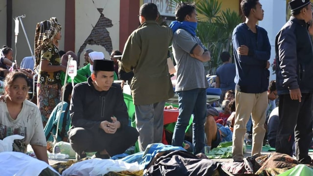 Gubernur NTB TGB Zainul Majdi tangani korban gempa Lombok. (Foto: Instagram: @humasntb)
