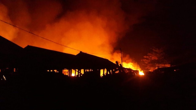 Pasar Renteng di Praya, Lombok Tengah, terbakar. (Foto: Foto: Twitter @erwinsyahrani26)