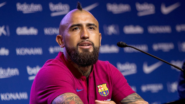 Vidal dalam konferensi pers pertama sebagai pemain Barcelona. Foto: Reuters/Stringer