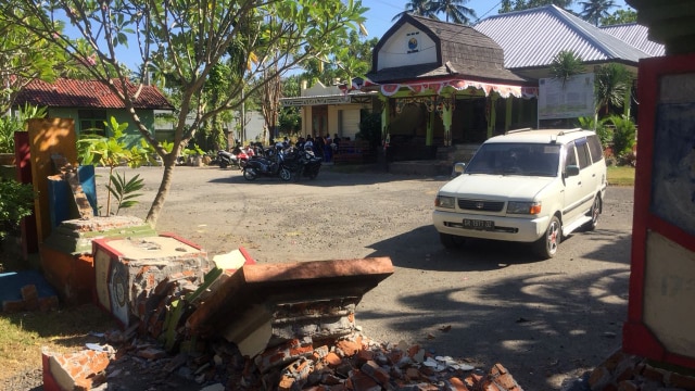 Aktivitas di kantor desa diliburkan pascagempa di Lombok, Selasa (7/8). (Foto: Mirsan/kumparan)
