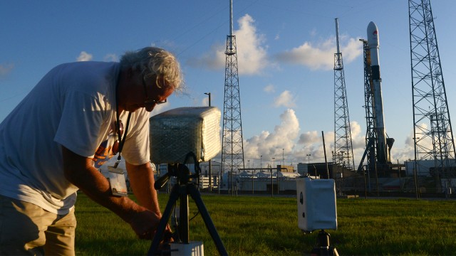 Satelit Merah Putih milik PT. Telkom pada posisinya yang siap diluncurakan di Cape Canaveral, Florida, Amerika Serikat, Senin (6/8).  (Foto: ANTARA FOTO/Saptono)