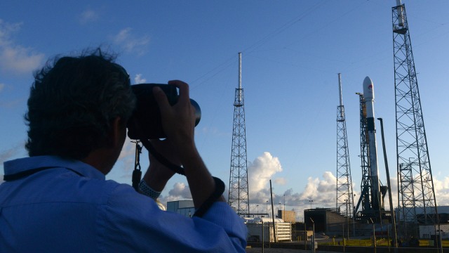 Satelit Merah Putih milik PT. Telkom pada posisinya yang siap diluncurakan di Cape Canaveral, Florida, Amerika Serikat, Senin (6/8).  Foto: ANTARA FOTO/Saptono