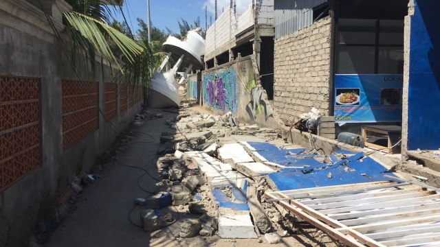 Kondisi Bangunan di Gili Trawangan, Selasa (7/8). (Foto: Mirsan/kumparan)