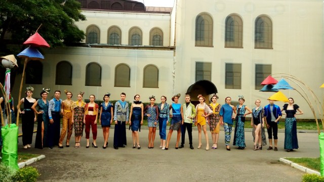 Seluruh koleksi yang dihadirkan bernuansa etnik Indonesia (Foto: dok. KBRI Moskow)