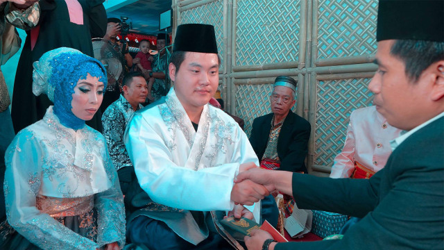 Goo Bonsung pria asal Korea Selatan nikahi warga Makassar, Sabtu (4/8). (Foto: Facebook @BamsCredes)