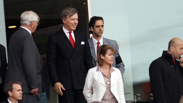 Pemiik saham mayoritas Arsenal, Stan Kroenke (kedua dari kiri), mengunjungi Stadion Emirates. (Foto: Adrian Dennis/AFP)