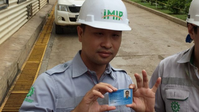 Li Qiang TKA asal Cina menunjukan kartu untuk ambil makanan di kantin PT Indonesia Morowali Industrial Park (IMIP), Selasa (7/8). (Foto: Fachrul Irwinsyah/kumparan)