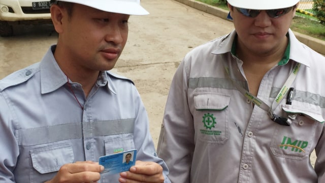 Li Qiang (kiri) TKA asal Cina menunjukan kartu untuk ambil makanan di kantin PT Indonesia Morowali Industrial Park (IMIP), Selasa (7/8). (Foto: Fachrul Irwinsyah/kumparan)