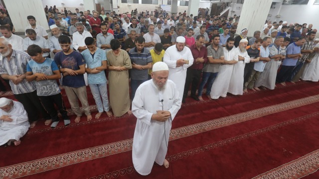 Warga Gaza salat gaib dan berdoa untuk masyarakat korban gempa di Lombok, Selasa (7/8). (Foto: Abdillah Onim)