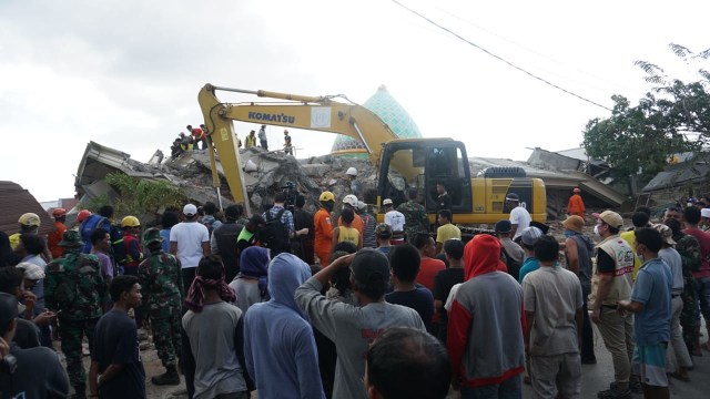 Tim gabungan SAR melakukan evakuasi runtuhan masjid yang diduga terdapat korban gempa di Desa Karang Pangsor, Kecematan Pemenang, Lombok Utara, Selasa (7/8). (Foto: Jamal Ramadhan/kumparan)
