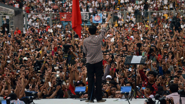 Jokowi saat kampanye "Salam 2 Jari" di Gelora Bung Karno, Jakarta Selatan, (7/5/14). (Foto: AFP/AGUS SUPARTO)
