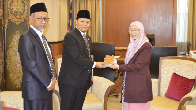 Mantan Ketua Majelis Permusyawaratan Rakyat Indonesia Hidayat Nur Wahid (kedua dari kiri) bertemu dengan Wakil Perdana Menteri Malaysia Wan Azizah, Selasa (7/8). (Foto: Dok. HNW)