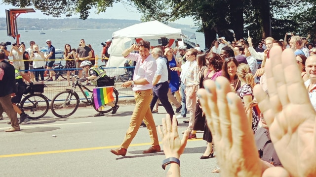 Justin Trudeau (tengah) Mengikuti Vancouver Pride Parade 2018. (Foto: Dok. Daniel Chrisendo)