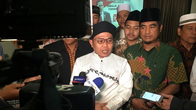 Ketum Ikhawanul Muballighin, KH Mujib Kudori, usai deklarasi dukungan Ikhawanul Muballighin pada Jokowi dan Airlangga Hartanto, Selasa (7/8). (Foto: Rafyq Panjaitan/kumparan)