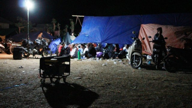 Suasana saat malam hari di pengungsian yang berada di Kecamatan Tanjung, Lombok Utara, Selasa (7/8). (Foto: Jamal Ramadhan/kumparan)