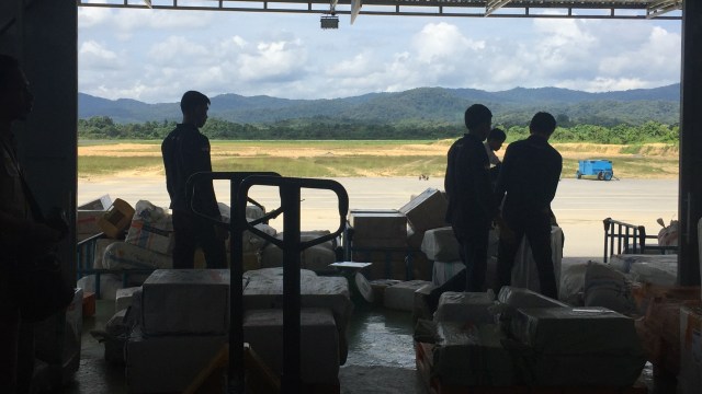 Pemeriksaan barang di kargo Bandar Udara Haluoleo, Kendari Foto:  Ema Fitriyani/kumparan