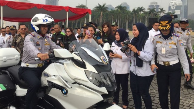 Gubernur DKI Jakarta Anies Baswedan terjatuh saat jajal motor dari Dishub, Rabu (8/8). (Foto: Moh Fajri/kumparan)