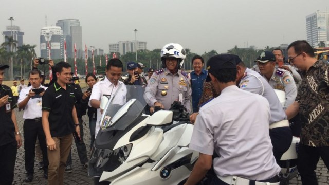 Gubernur DKI Jakarta Anies Baswedan terjatuh saat jajal motor dari Dishub, Rabu (8/8). (Foto: Moh Fajri/kumparan)