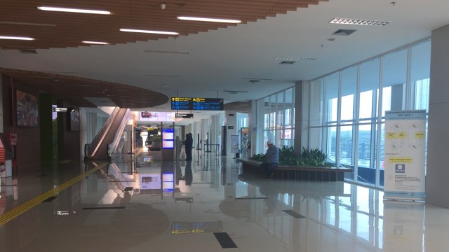 Situasi di stasiun bandara Sudirman Baru-Soetta yang tampak sepi pada Rabu (8/8) (Foto: Nurul Nur Azizah/kumparan)