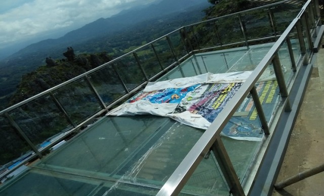Ganti Kaca Retak Obyek Wisata Di Toraja Tutup Sementara