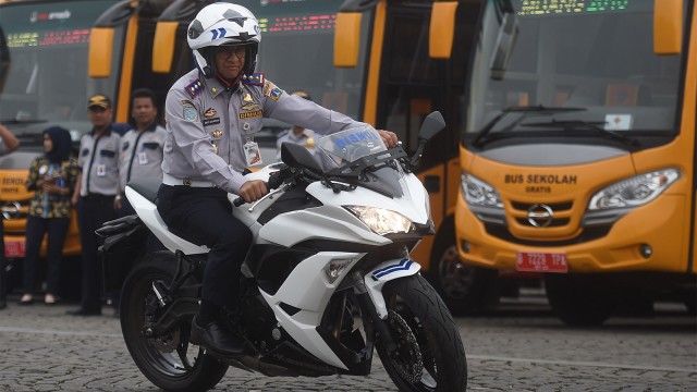 Gubernur DKI Jakarta, Anies Baswedan, mencoba motor Dishub usai apel kesiapan sarana dan prasarana transportasi di Monas, Jakarta, Rabu (8/8). (Foto: ANTARA FOTO/Akbar Nugroho Gumay)