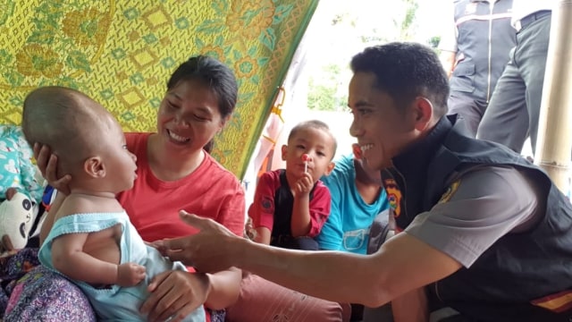 Polda NTB berikan bakti sosial kepada korban gempa. (Foto: dok polda ntb)