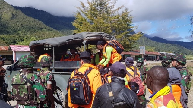 Tim Ekspedisi Papua Terang  (Foto: Dok. PLN)