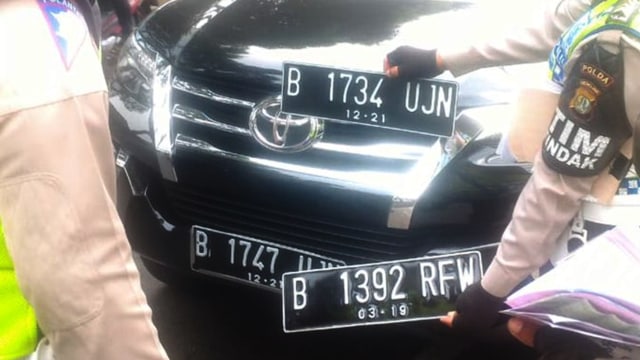 Polri menangkap pengendara Fortuner yang terbukti memiliki 3 no plat untuk 1 mobil di wil Jaksel dalam operasi pembatasan nopol ganjil genap (Foto: Twitter @TMCPoldaMetro)