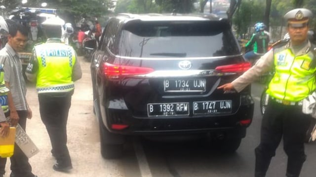 Polri menangkap pengendara Fortuner yang terbukti memiliki 3 no plat untuk 1 mobil di wil Jaksel dalam operasi pembatasan nopol ganjil genap (Foto: Twitter @TMCPoldaMetro)