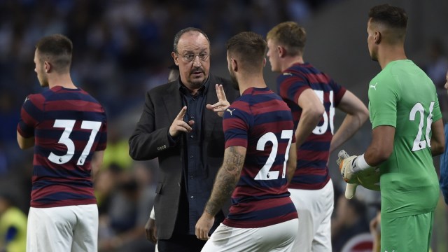Skuat Newcastle United sedang memperhatikan instruksi Rafael Benitez. (Foto: Miguel Riopa/AFP)