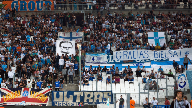Suporter Marseille di laga perpisahan Bielsa. (Foto: BERTRAND LANGLOIS / AFP)