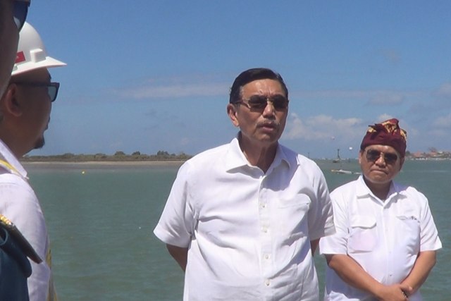 Luhut Binsar Panjaitan Menteri Koordinator Bidang Kemaritiman Indonesia (tengah) melakukan peninjauan di dermaga timur Pelabuhan Benoa, Denpasar, Bali, Rabu (8/8). (Foto: Cisilia Agustina Siahaan/kumparan)