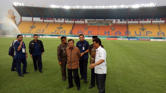 JK hingga Iwan Bule Tinjau Stadion Si Jalak Harupat, Jawa Barat (Foto:  Kevin Kurnianto/kumparan)