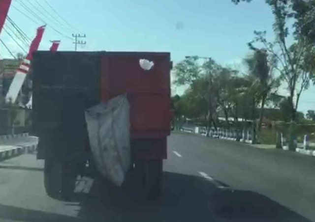 Truk Sampah di Sampang Ini Malah Kotori Jalan