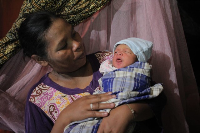 Sri Handayani dan anaknya, Muhammad Gempar Rizki di pengungsian yang terletak di Dusun Embar-embar, Desa Akar-akar, Kec. Bayan, Lombok Utara, Rabu (8/8/2018). (Foto: Jamal Ramadhan/kumparan)