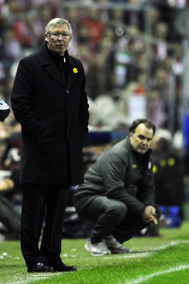 Ferguson dan Bielsa di laga Liga Europa 2011/12. (Foto: JAVIER SORIANO / AFP)