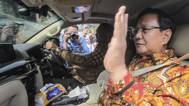 Ketua Umum Partai Gerindra, Prabowo Subianto, tiba dikediaman Ketua Umum Partai Demokrat, Susilo Bambang Yudhoyono, Jakarta. Kamis (9/8/2018). (Foto: ANTARA FOTO/Muhammad Adimaja)