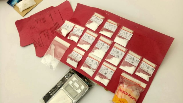 Tiga tersangka pengguna dan pengedar kokain dan barang bukti diamankan di Polresta Denpasar, Kamis (9/8). Foto: Cisilia Agustina/kumparan